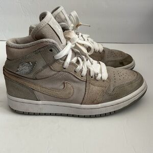 Air‎ Jordan Women’s 1 Mid SE Sneakers size 5.5